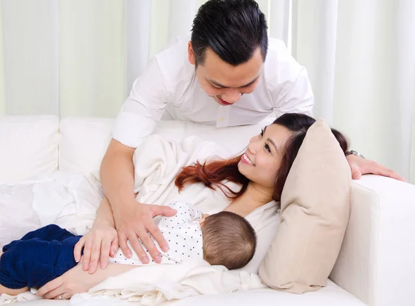 Ázsiai nő, amely anyatej a baba — Stock Fotó