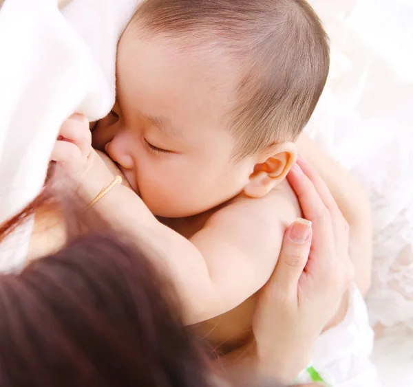 Mulher asiática dando leite materno para seu bebê — Fotografia de Stock