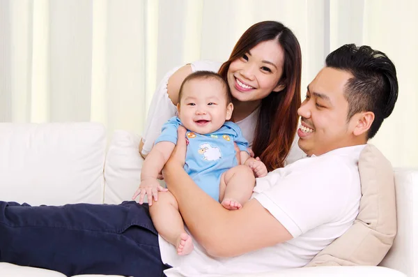 Portrét krásné asijské rodiny — Stock fotografie