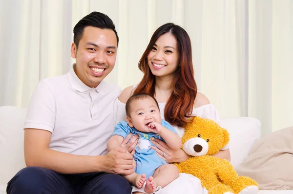 アジア系の家族の肖像画 — ストック写真
