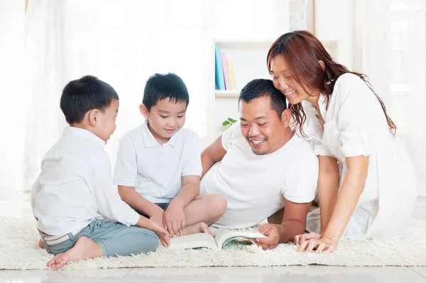 Familia asiática en el salón — Foto de Stock