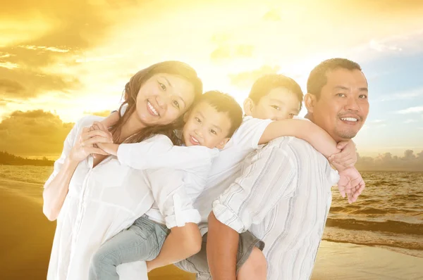Outdoor portrait of asian family — Stock Photo, Image