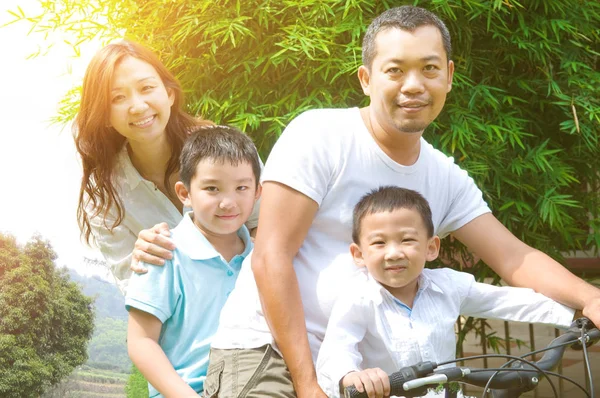 Retrato al aire libre de familia asiática —  Fotos de Stock