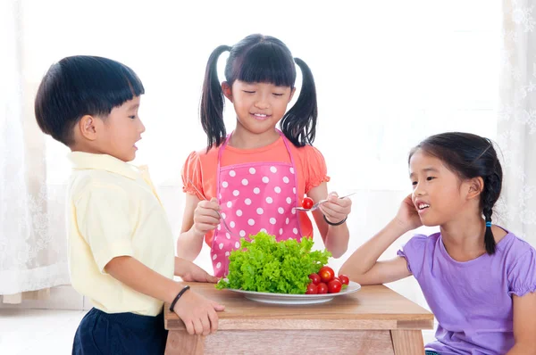 Asiatici bambini godere di cucinare divertimento — Foto Stock