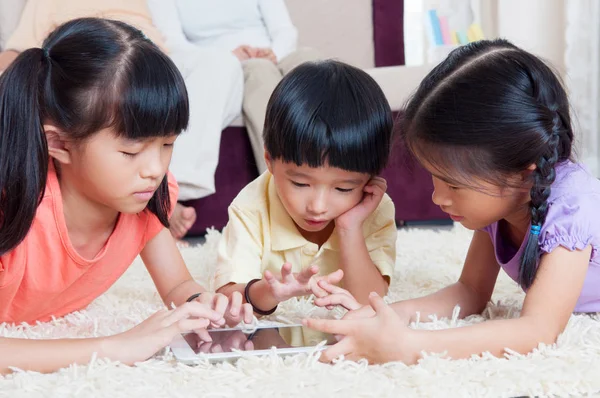 Asijské děti v obývacím pokoji — Stock fotografie