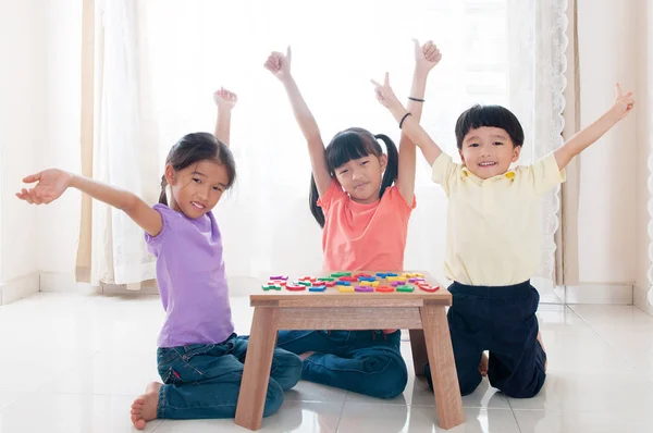 Podekscytowany azjatyckich dzieci — Zdjęcie stockowe