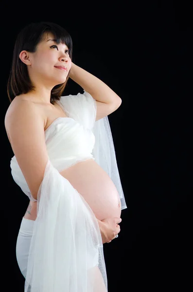 Беременная азиатка — стоковое фото