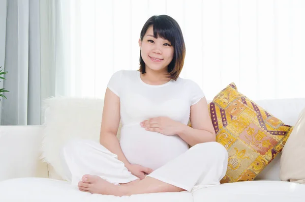 Asiatique enceinte femme — Photo