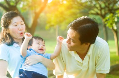 Asya üst oğlu ile oynamak