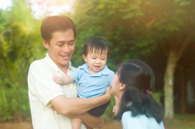 Asya anne-baba ve oğlu