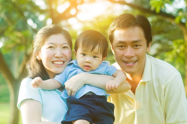 Precioso asiático familia — Foto de Stock