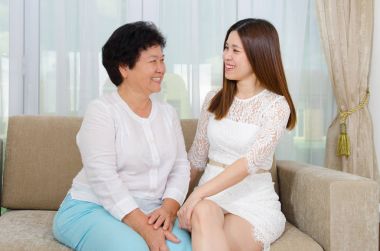 Asyalı kadın kıdemli ve kızı