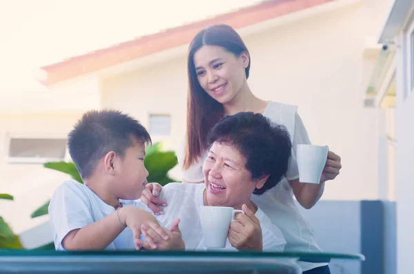 Asiático tres generaciones familia —  Fotos de Stock