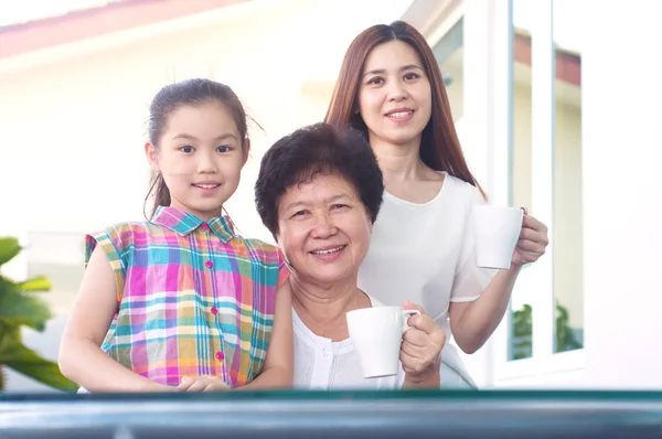 Ázsiai három generáció család — Stock Fotó