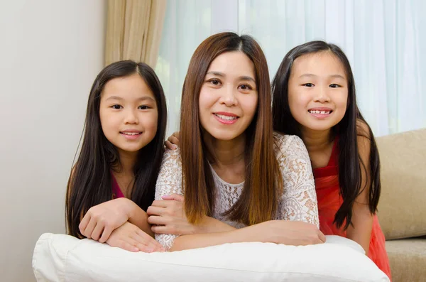 Asiática mãe e filhos — Fotografia de Stock