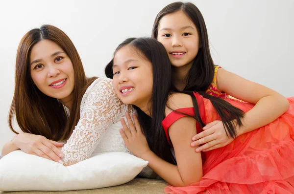 Азиатская мать и дети — стоковое фото