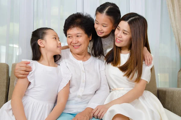 Lovely asian keluarga — Stok Foto