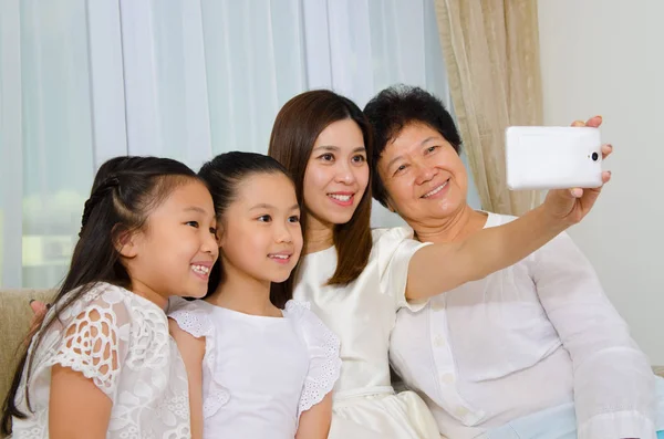 Asijské tři generace rodiny — Stock fotografie