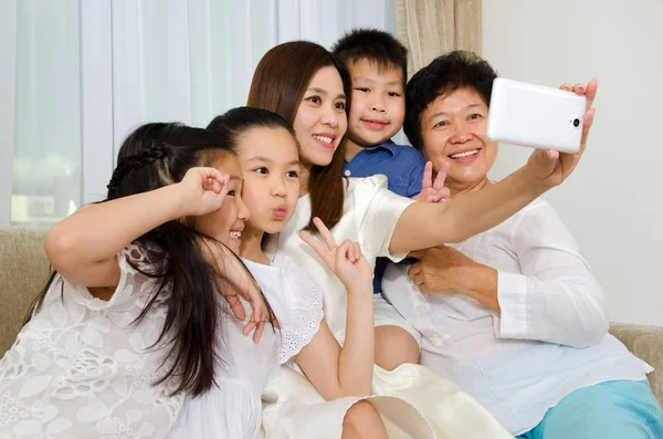 아시아 3 세대 가족 — 스톡 사진