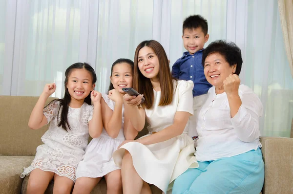 Asiática familia viendo televisión — Foto de Stock