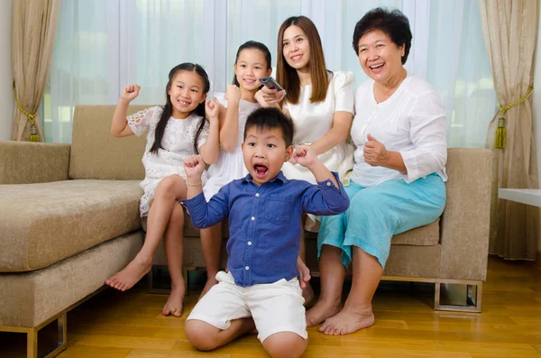 Asiático família assistindo televisão — Fotografia de Stock