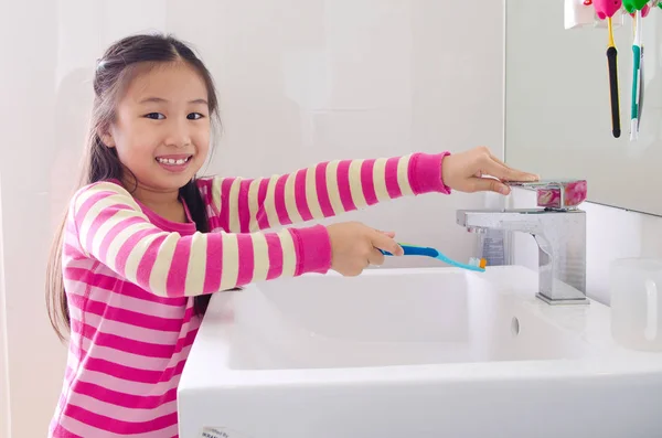 Menina asiática escovação dentes — Fotografia de Stock