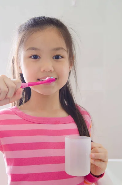 Asiatico ragazza lavarsi i denti — Foto Stock