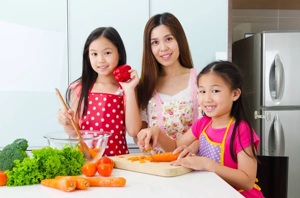Küche Lebensstil der asiatischen Familie — Stockfoto