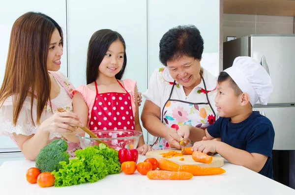 Kuchnia styl życia rodziny azjatyckie — Zdjęcie stockowe