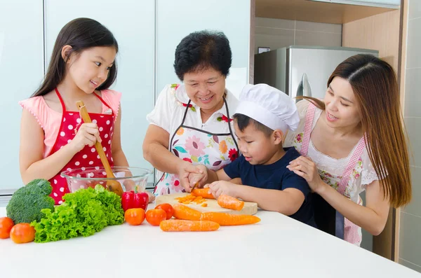Кухонный образ жизни азиатской семьи — стоковое фото