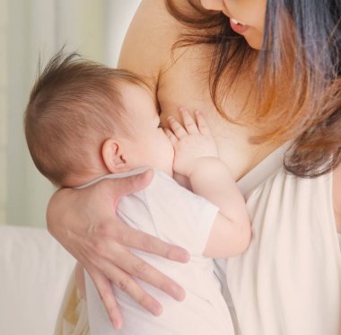 Asya bebek içme anne sütü