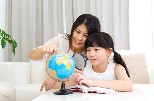 Aziatische moeder en dochter — Stockfoto