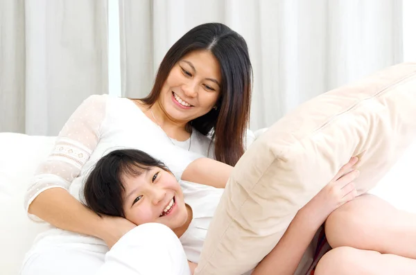 Asian mother and daughter — Stock Photo, Image