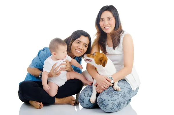 Азиатская семья и домашние животные — стоковое фото
