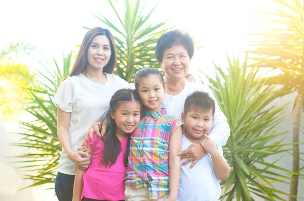 アジア系の家族の肖像画 — ストック写真