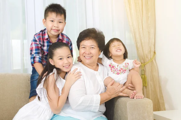 Abuela y nietos —  Fotos de Stock