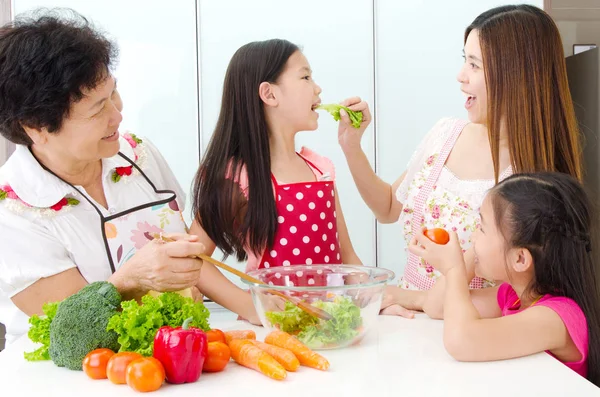 Kuchnia styl życia rodziny azjatyckie — Zdjęcie stockowe
