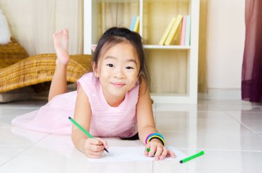 Neşeli Asyalı çocuk