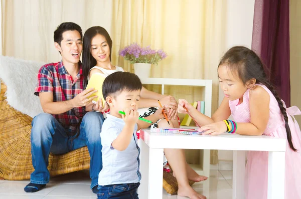 Estilo de vida familiar asiático — Foto de Stock