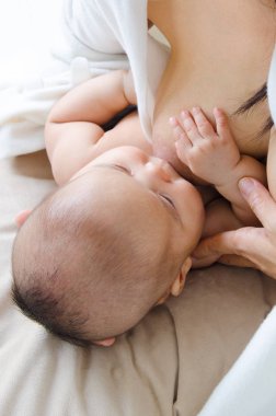 Bebek içme anne sütü