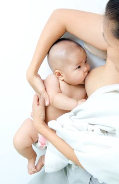 Bebek içme anne sütü