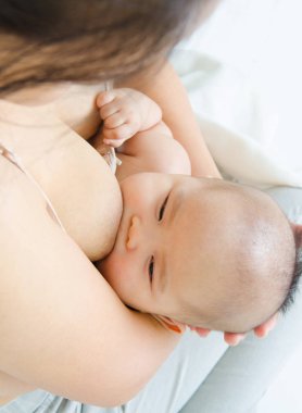 Bebek içme anne sütü