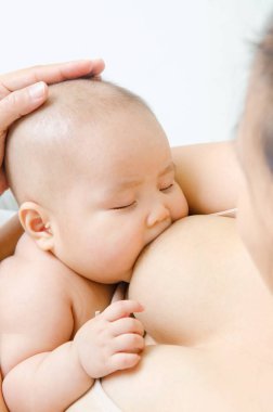 Bebek içme anne sütü