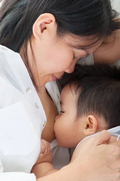 Asyalı çocuk içme anne sütü