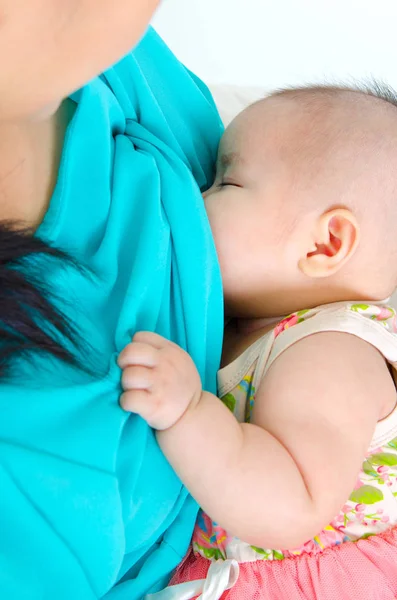 Bebé bebiendo leche materna — Foto de Stock