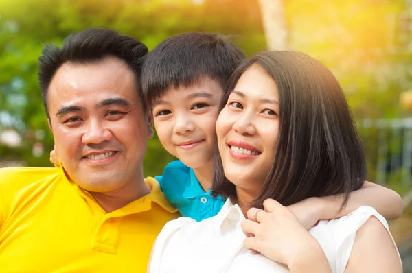 Außenporträt Der Asiatischen Familie — Stockfoto