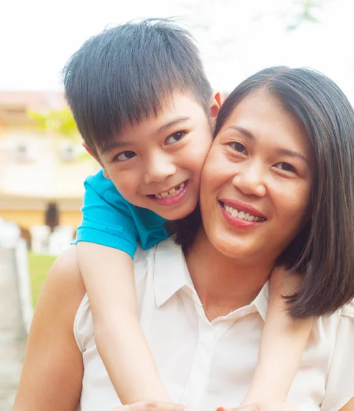 Asiático Menino Abraço Sua Mãe — Fotografia de Stock