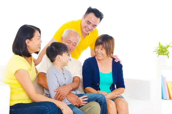 Indoor Portret Van Aziatische Drie Generaties Familie — Stockfoto