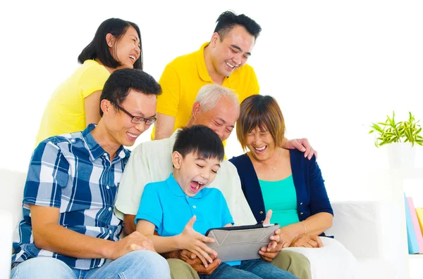 Asiático Três Gerações Família Usando Tablet Computador — Fotografia de Stock