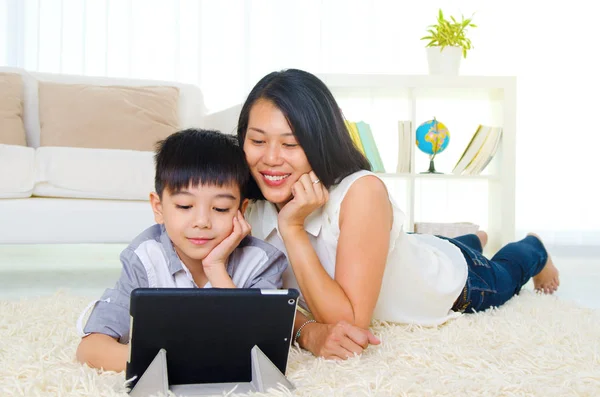 Asiática Madre Hijo Usando Tableta Ordenador — Foto de Stock